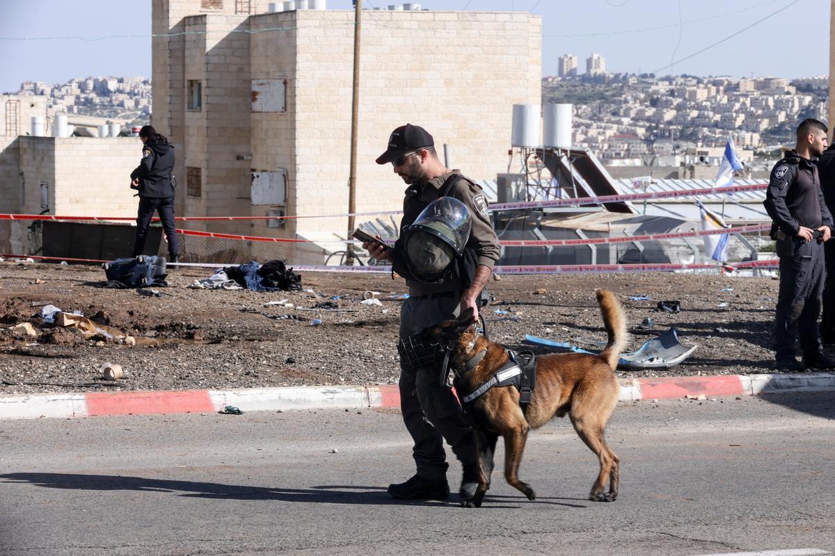 El terrorista, un palestino domiciliado en el área oriental de Jerusalén, fue neutralizado a balazos por un oficial de policía en el lugar, poniendo fin de esa manera al ataque.