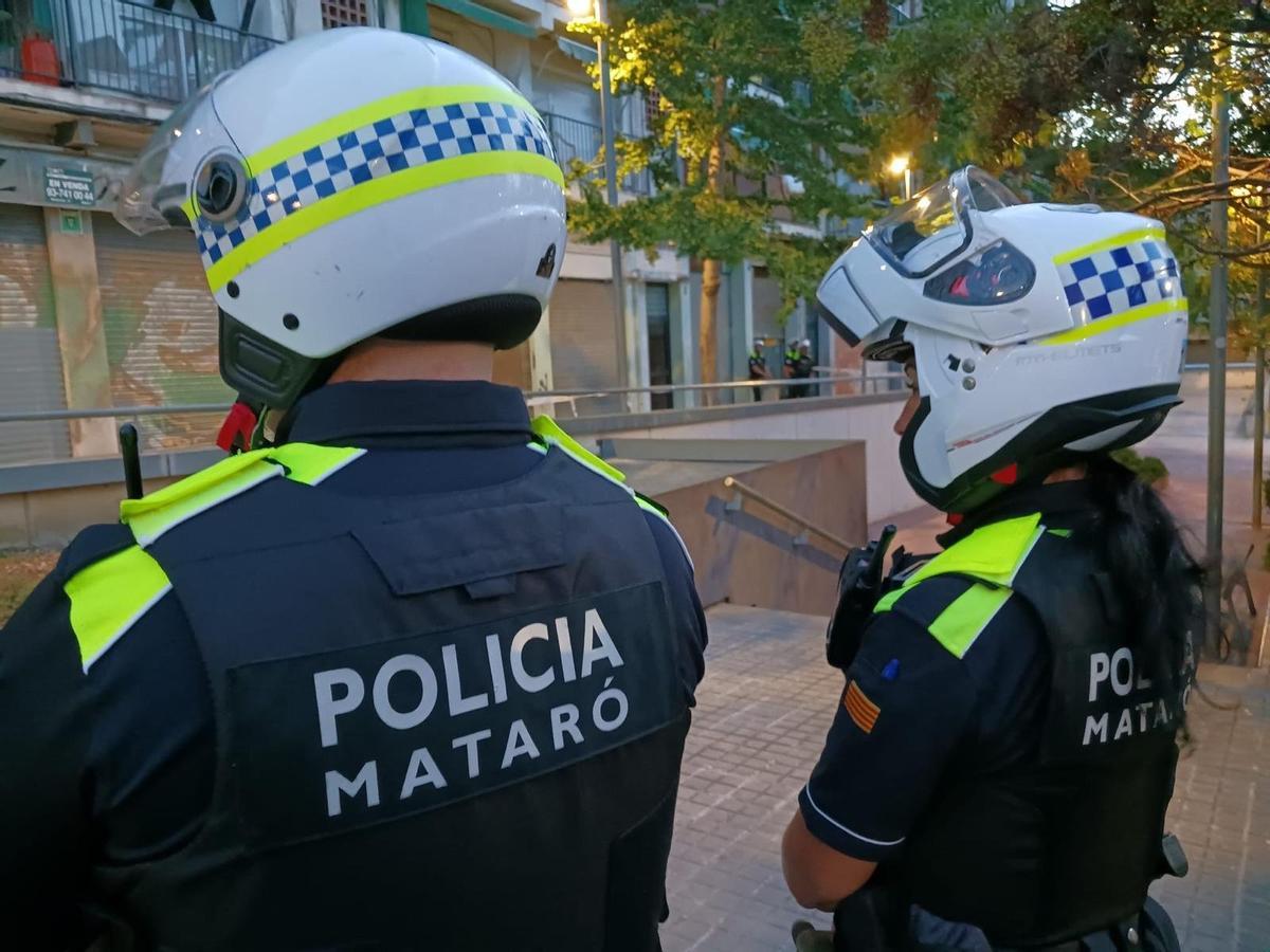 Dos agents de la Policia Local de Mataró