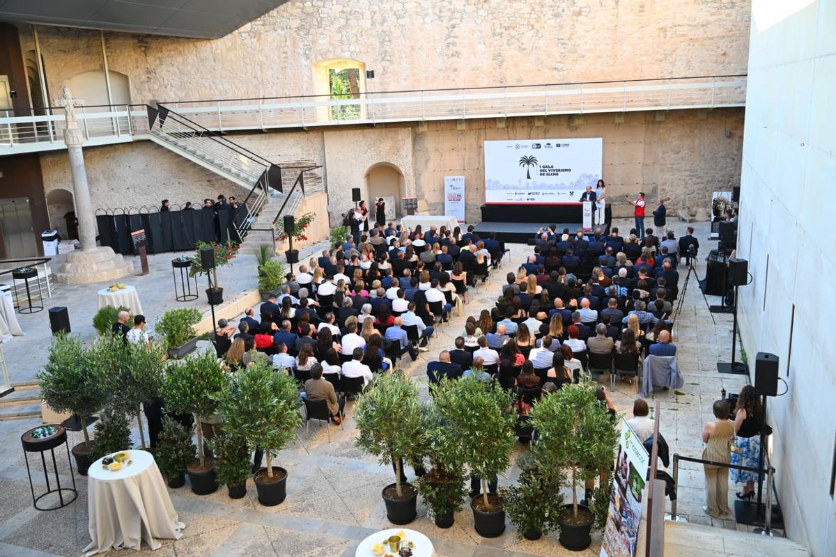 Un momento de la gala en el Patio de Armas del Palacio de Altamira de Elche