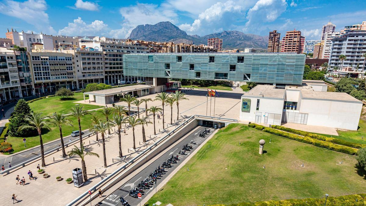 El PSOE denuncia los contratos menores que realiza el Gobierno municipal del PP.