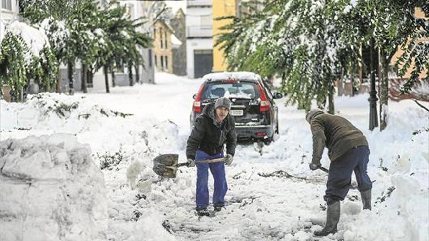 La primera nevada del otoño corta siete carreteras y aisla Piornal