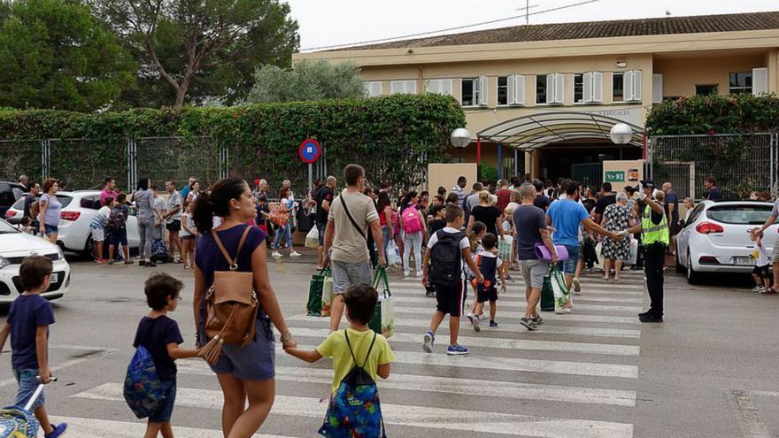 Alumnos en un primer día de curso en un colegio de Calvià.