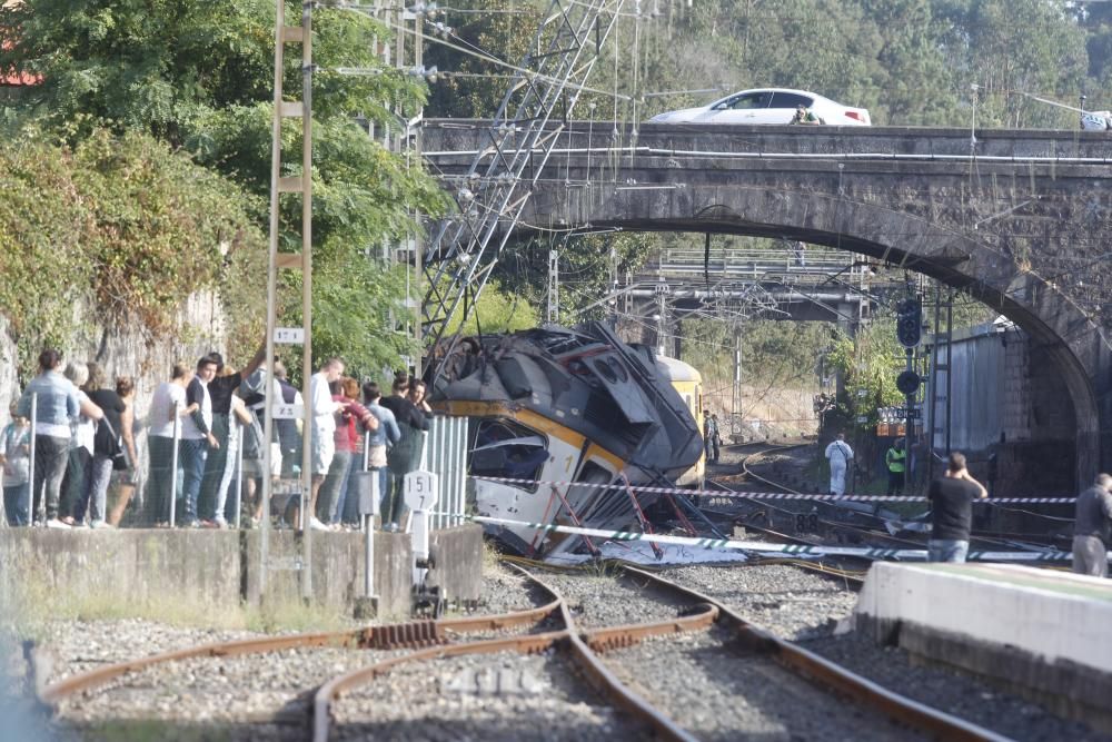 El maquinista, el interventor, un turista norteamericano y un joven vigués, fallecidos. Los servicios de emergencias atendieron a los heridos en el andén y la cafetería de la estación.