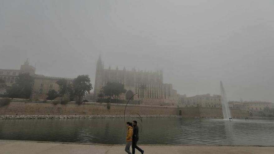 La niebla cubre la bahía de Palma