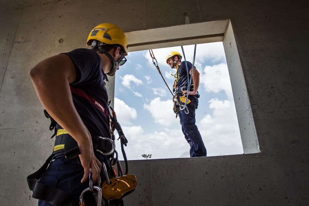 15 bomberos aprenden técnicas de rescate vertical en San Vicente