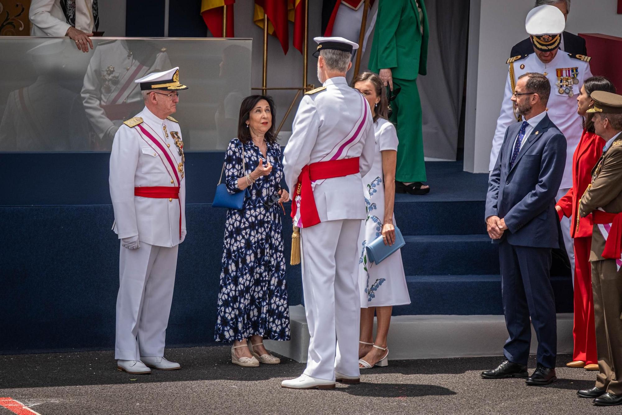 Las mejores imágenes del desfile militar de las Fuerzas Armadas en Tenerife con la presencia de Sus Majestades los Reyes
