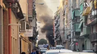 Aparatoso incendio en un taller mecánico en el barrio de Los Ángeles en Alicante