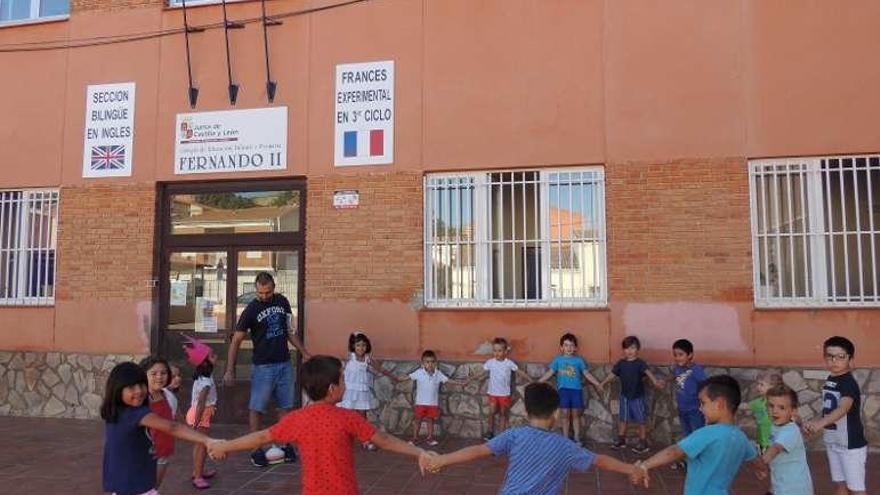 Un grupo de niños juega con el monitor.