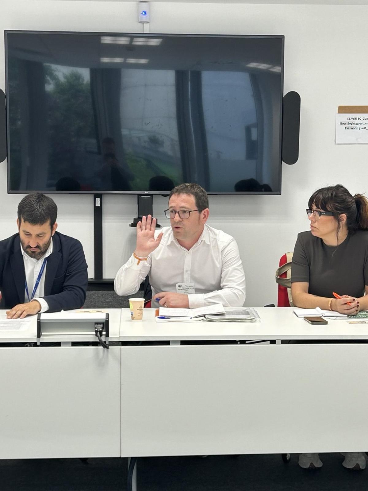 Marzà, Garcia i Bou, en plena reunió a Brusel·les.
