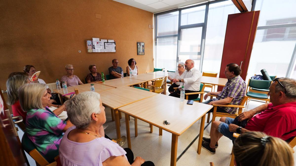 Guzmán Pendás durante el encuentro en el centro de mayores de La Camocha
