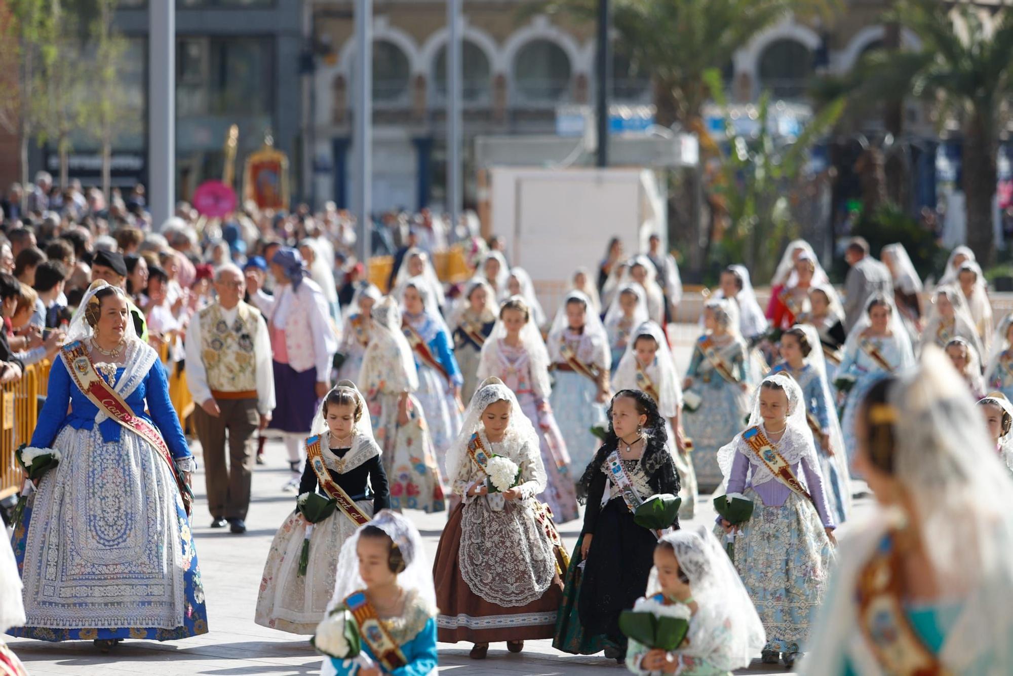 Las primeras comisiones ofrendan a la virgen