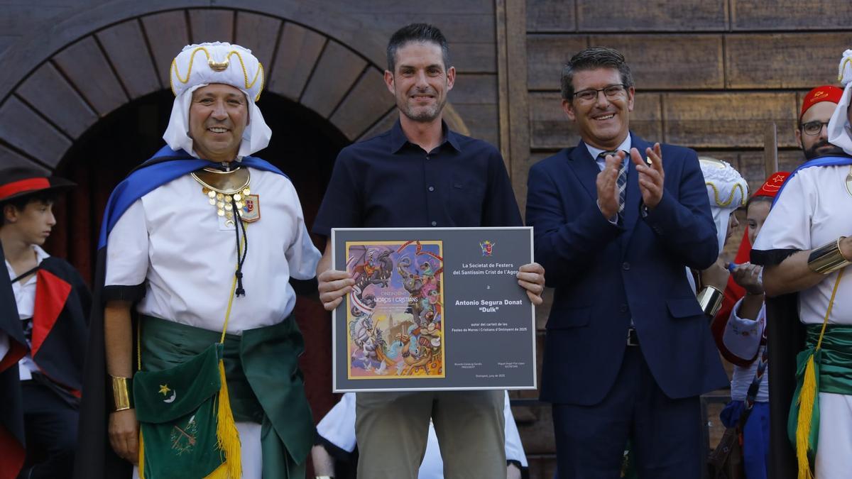 Dulk, en el medio, es el autor del cartel de las fiestas de este año.