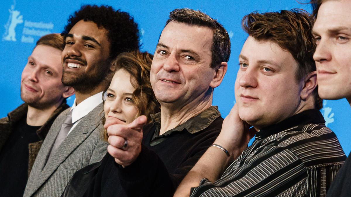 Berlin (Germany), 22/02/2023.- (L-R) Producer Anton Kaiser, actor Langston Uibel, actor Paula Beer, director Christian Petzold, actor Thomas Schubert and actor Enno Trebs pose at the photocall for the movie 'Roter Himmel' (Afire) during the 73rd Berlin International Film Festival 'Berlinale' in Berlin, Germany, 22 February 2023. The in-person event runs from 16 to 26 February 2023. (Incendio, Cine, Alemania) EFE/EPA/CLEMENS BILAN