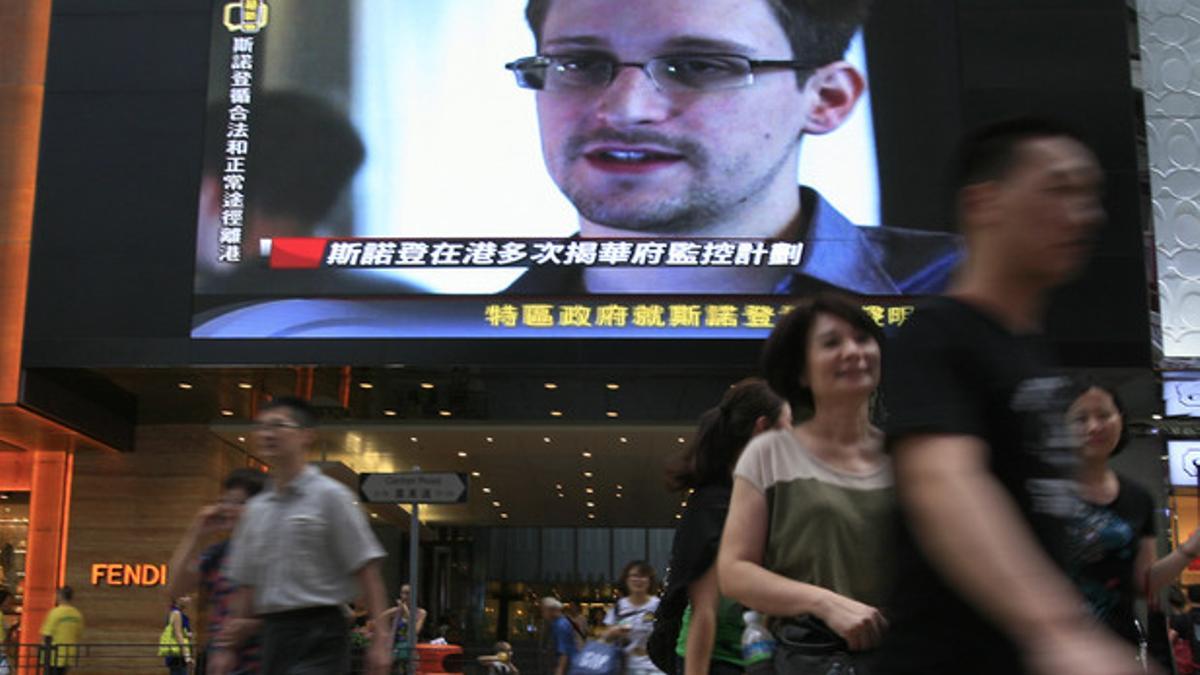 Una pantalla gigante de un centro comercial de Hong Kong muestra información sobre Edward Snowden, este domingo.