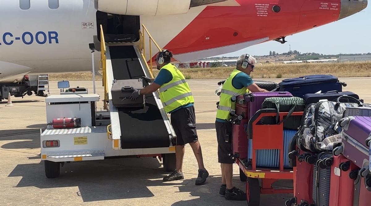 Dos trabajadores de South montan los equipajes en un avión de Air Nostrum en el Aeropuerto de Badajoz.