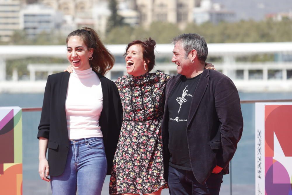 Elena Andrade, Neus Ballús y Sergi López posan en el photocall del Muelle Uno.