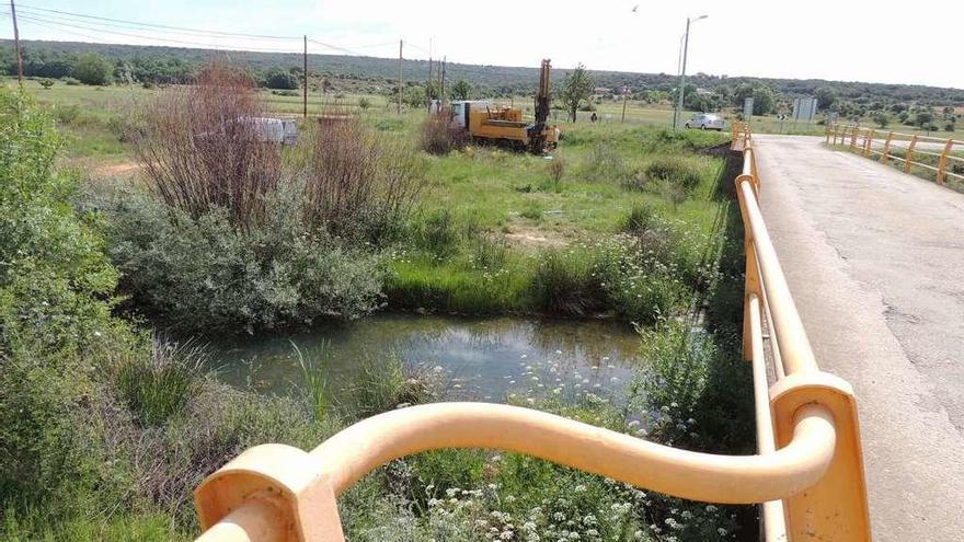 La empresa de análisis geológico retira la maquinaria en el puente de la carretera de Uña de Quintana.