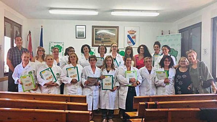 Las alumnas del curso junto a los organizadores en la primera jornada.