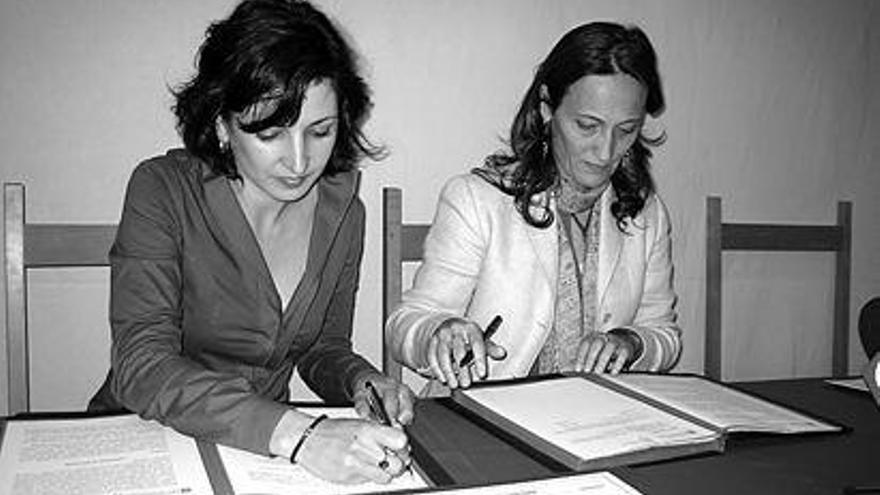 La conselleira Teresa Táboas y la alcaldesa Sandra González, en la firma del protocolo previo, el pasado martes. / E.G.