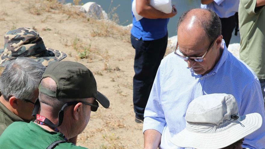 Los dos biólogos de Huelva visitaron la desembocadura.