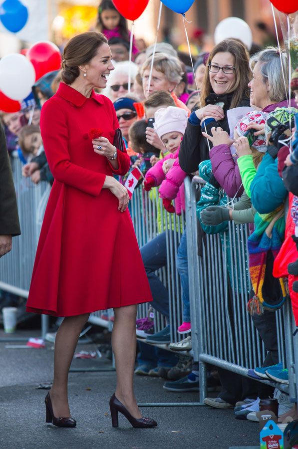 Kate Middleton con abrigo rojo abotonado