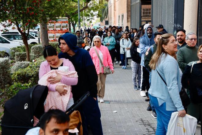 Nuevas colas en València para obtener la documentación para regularizar a migrantes: así está la Junta Municipal de Trànsits en Orriols