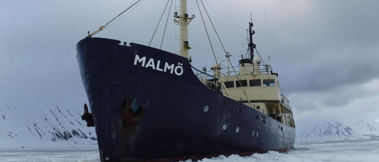 El barco en el que Ignacio Benedeti filmó su primer documental en el Ártico, atrapado en el hielo.