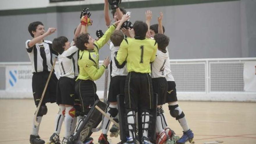 Los jugadores del Dominicos levantan la copa y celebran la clasificación, ayer en Monte Alto. / 13fotos