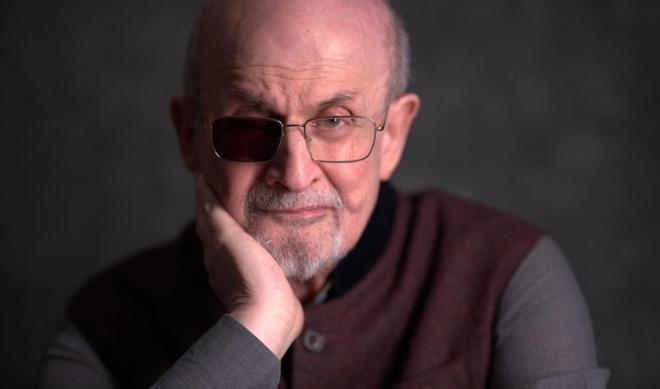 Salman Rushdie, en un retrato reciente fotografiado por su mujer.