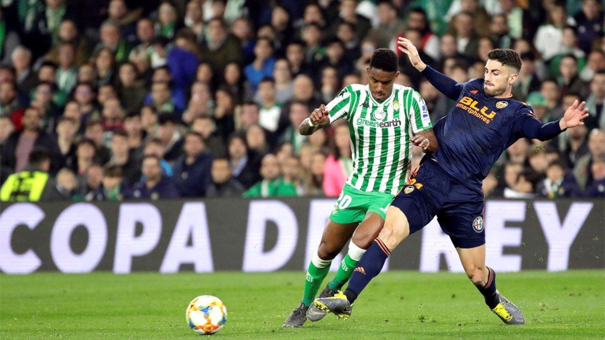 Júnior Firpo (izquierda) durante el Betis-Valencia de la Copa del Rey 2018/19