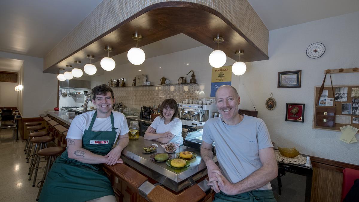 El equipo de Los Tortillez, en la barra ochentera del restaurante.