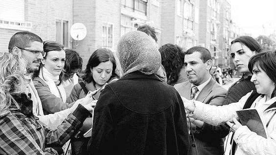 Arriba, Najwa Mahla responde a las preguntas de los medios de comunicación delante de su instituto de Pozuelo. A la derecha, el padre de la joven, Mohamed Mala, con traje y corbata, durante la rueda de prensa en la que denunció la situación. / efe