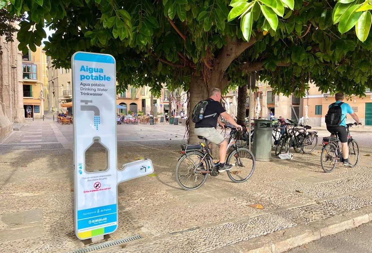 Una fuente en la plaza Drassanes.