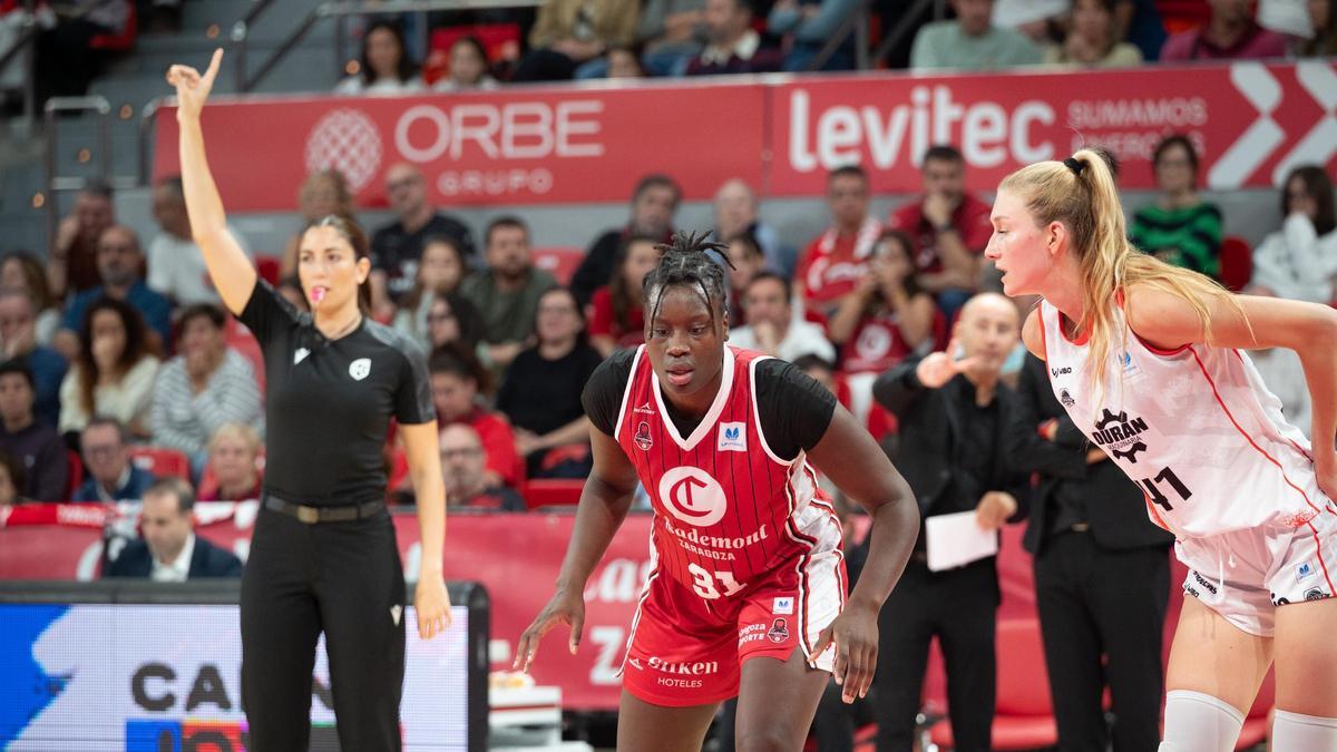 Gueye, esperando el rebote en un duelo del Casademont