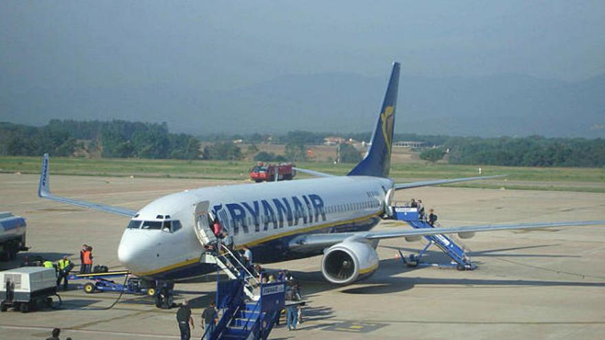 Imatge d&#039;un avió de la companyia aèria de baix cost Ryanair a l&#039;aeroport de Girona.