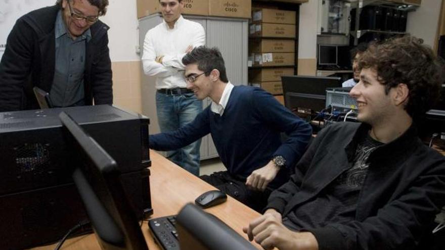 Eduardo Carreño y Luis Manuel Álvarez, junto a unos alumnos de Informática del Centro Integrado de Formación Profesional de Avilés.
