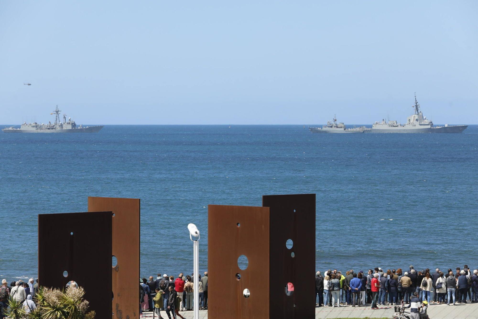 EN IMÁGENES: Así fue la revista naval  del Rey Felipe VI y la exhibición aérea en Gijón por el Día de las Fuerzas Armadas