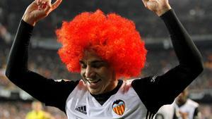 GRAF1612. VALENCIA, 26/11/2017.- El delantero del Valencia, Rodrigo Moreno, celebra el primer gol del equipo valencianista durante el encuentro correspondiente a la decimotercera jornada de primera división que disputan esta noche frente al FC Barcelona en el estadio de Mestalla, en Valencia. EFE / Miguel Ángel Polo.