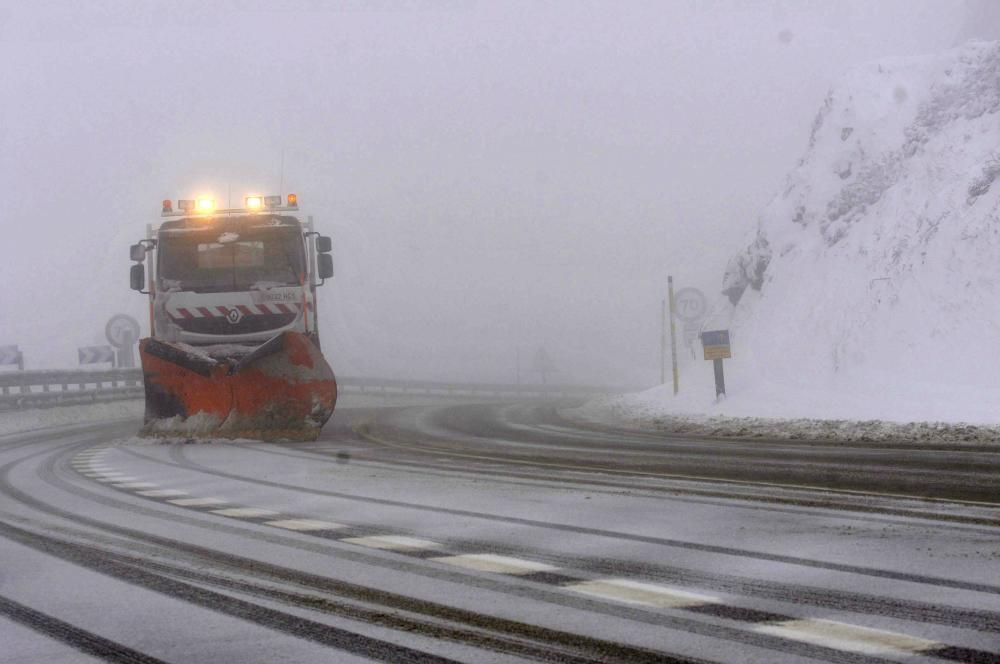 Asturias bajo el primer manto de nieve del año