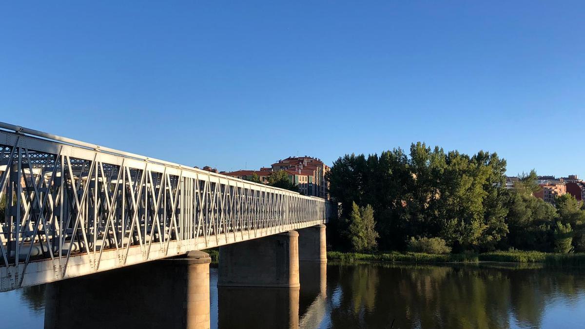 Cielos totalmente despejados junto al puente de Hierro de Zamora, a primera hora de esta mañana.