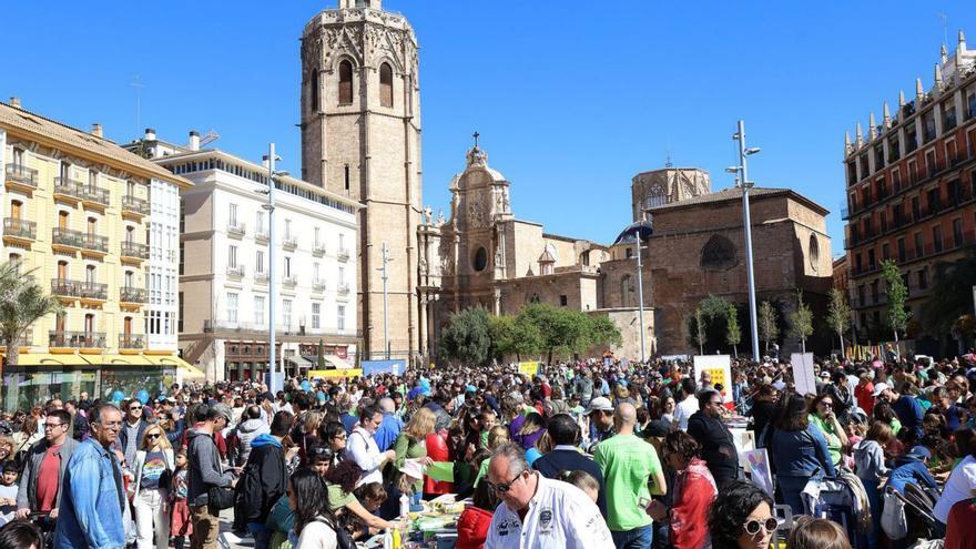 Las Trobades de Escola Valenciana en la plaza, el pasado abril.