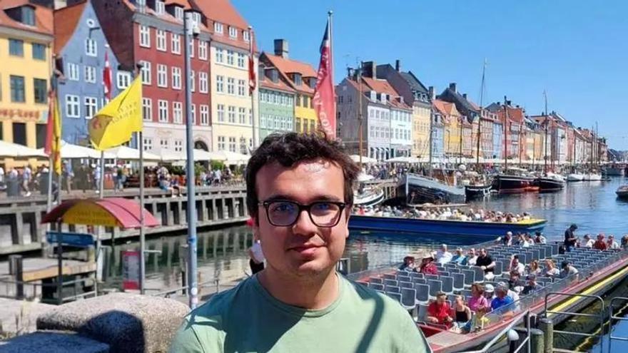 El ourensano Pedro Areal, mejor gallego en la convocatoria MIR 2025 y 7ª nota más alta de España, que hará la especialidad de Oncología Médica en el Chuac, durante una estancia en Copenhague.