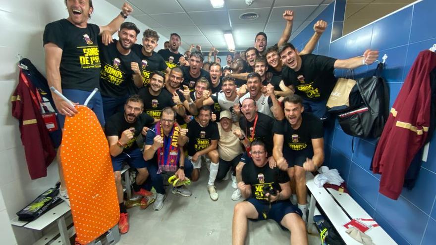 La plantilla celebra la victoria en el vestuario