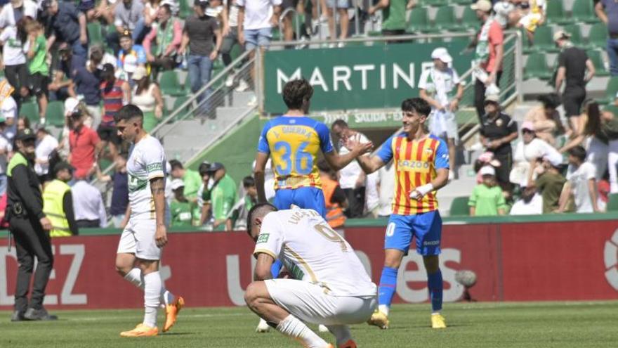 Boyé y Blanco dan muestras de una de las últimas decepciones, la derrota ante el Valencia. | MATÍAS SEGARRA
