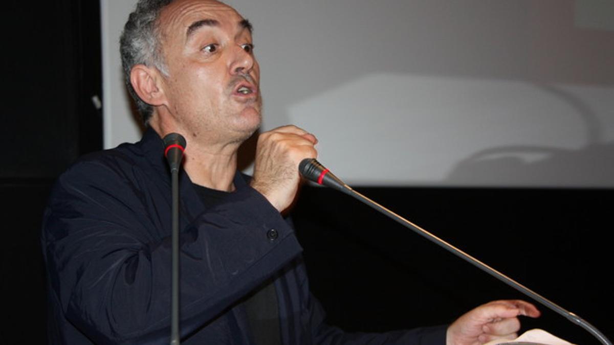 El chef Ferran Adrià el jueves pasado mientras se dirigía a los asistentes de una charla en el Hospital de Bellvitge.