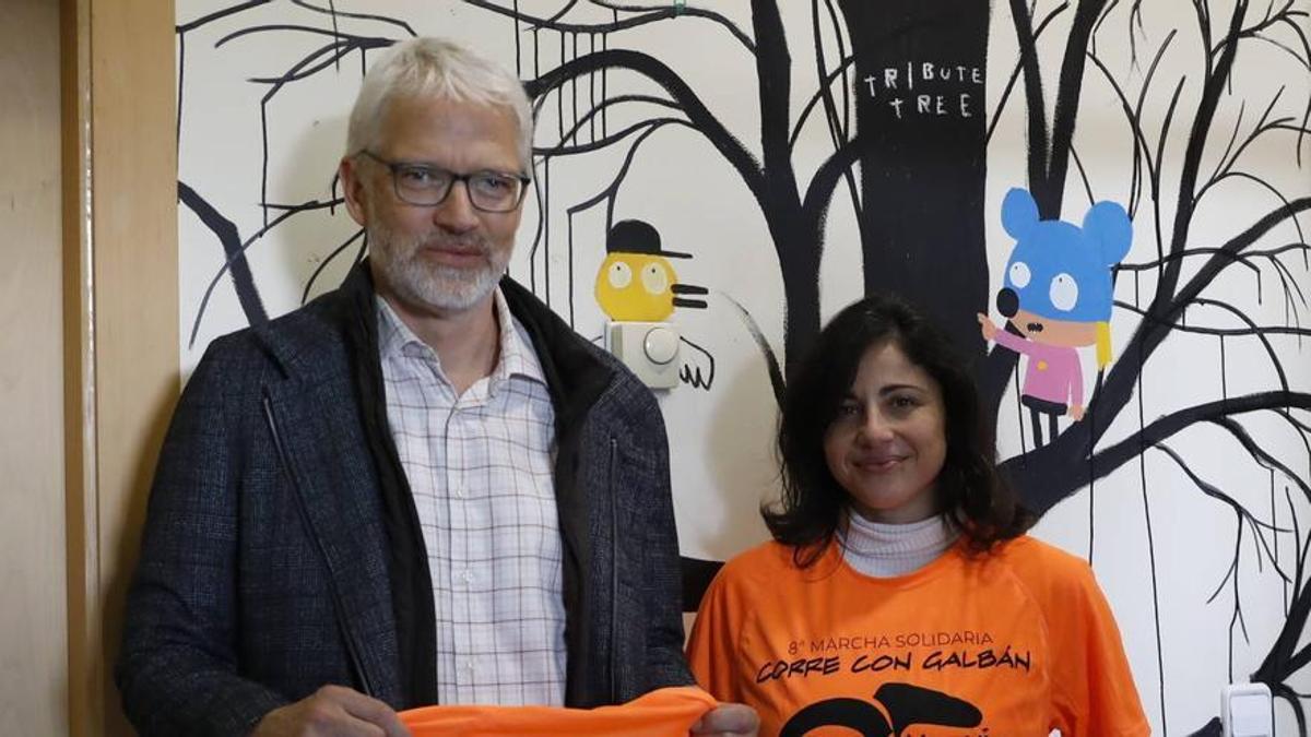 El presidente de la asociación Galbán, Lennart Koch, y la investigadora Isabel Quirós González. En la imagen grande, multitudinaria carrera de Galbán por las calles de Oviedo.