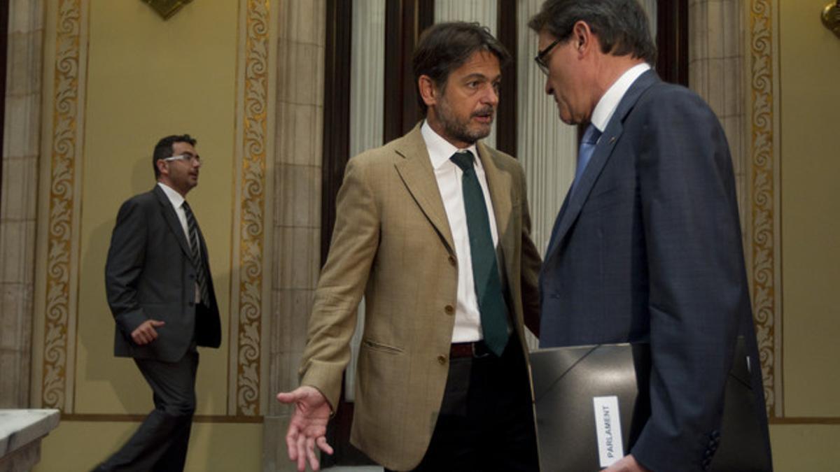 Oriol Pujol y el 'president' Artur Mas conversan en el Parlament, en julio del 2013