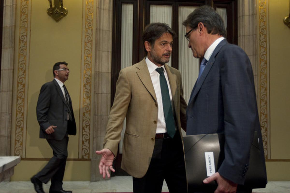 Oriol Pujol i el president Artur Mas conversen al Parlament, el juliol del 2013