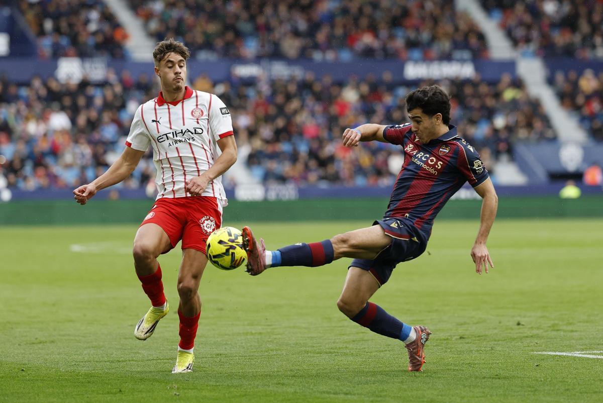 Hugo Rincón prova d'interceptar una centrada en una acció del Llevant-Girona.