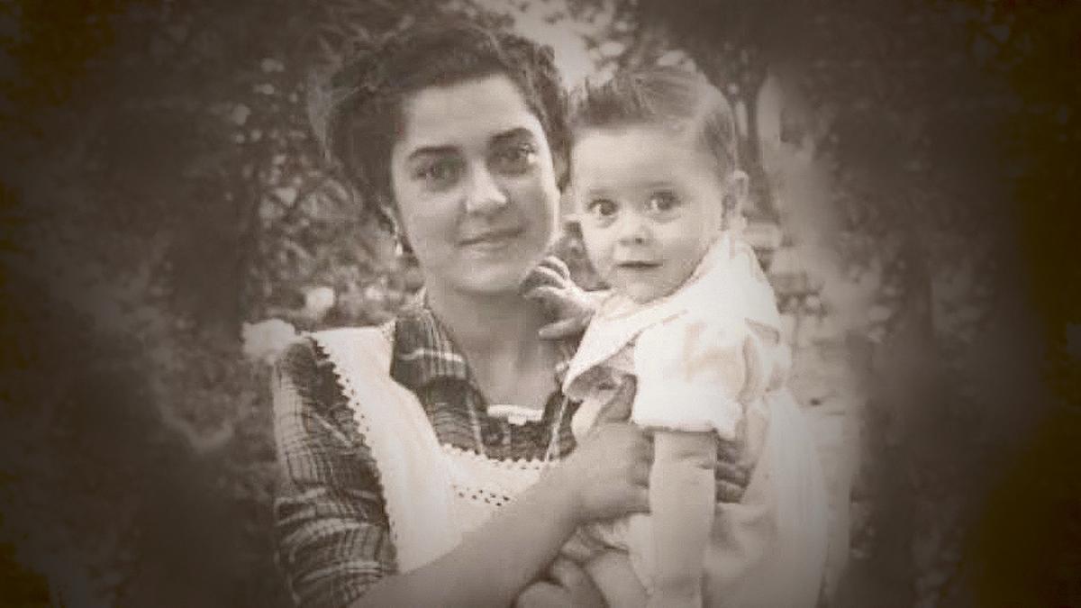 Jesús Sánchez Blaya con su ‘tata’ Teresa (1953).